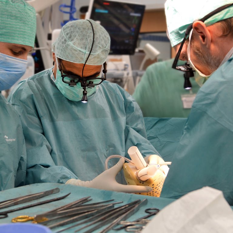 Spezialisten im Herzzentrum des Krankenhauses der Barmherzigen Brüder Trier haben einem Patienten ein neuartiges Kunstherz implantiert. (Foto: BBT Gruppe, Region Trier)