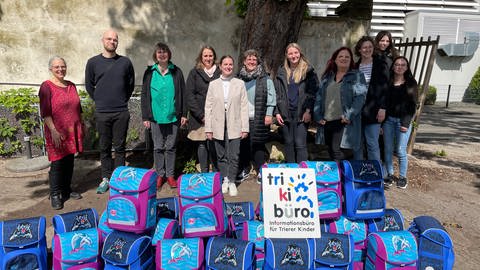 Triki Büro Trier übergibt gespendete Schulranzen an Kita Solzialarbeiterinnen (Foto: SWR)