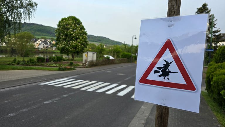 In der Nacht zum 1. Mai haben Unbekannte Streiche gespielt. Dabei malten sie zum Beispiel einen Zebrastreifen auf die Straße. (Foto: SWR, Steil TV)
