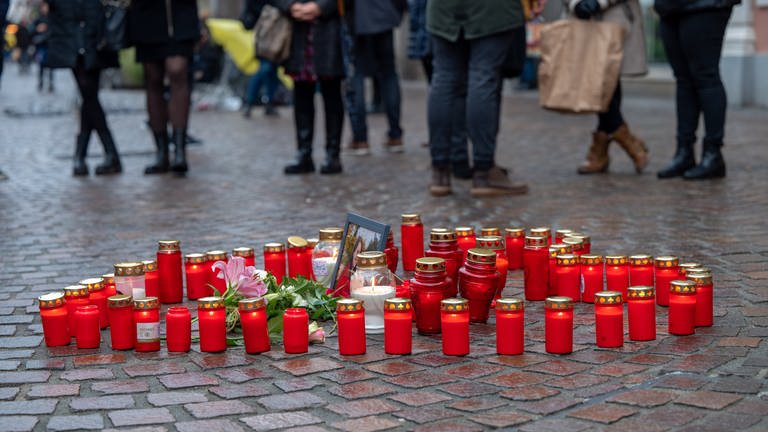 Ein Herz aus Kerzen haben Menschen an der Stelle aufgestellt, wo am 1. Dezember 2020 eine Studentin von einem Amokfahrer getötet wurde. (Foto: dpa Bildfunk, picture alliance/dpa | Harald Tittel)