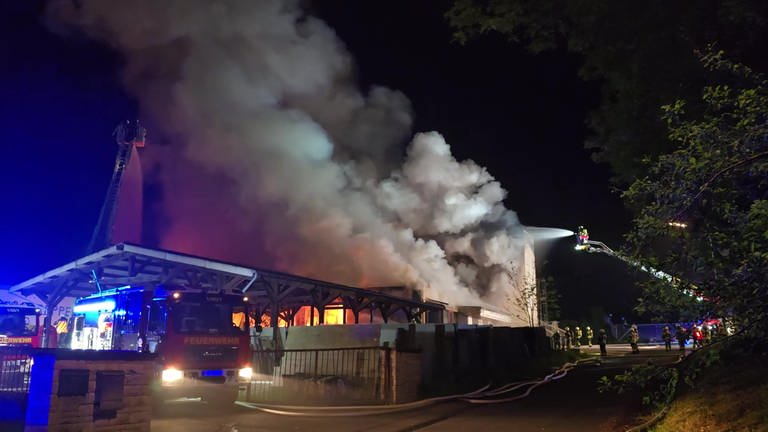 Bei einem Brand in Mülheim an der Mosel waren 150 Feuerwehrleute im Einsatz. Das Feuer in einem Fensterbaubetrieb ist mittlerweile unter Kontrolle.