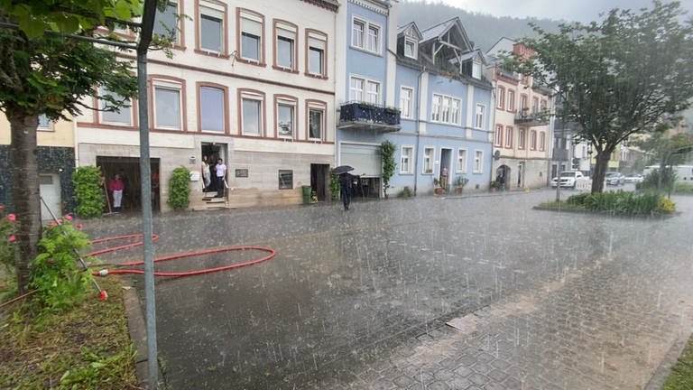 Schon am Sonntag hat es während der Aufräumarbeiten in Zell an der Mosel immer wieder geregnet. Jetzt drohen der Region Trier erneute Regenfälle. (Foto: SWR, Anna-Carina Blessmann)