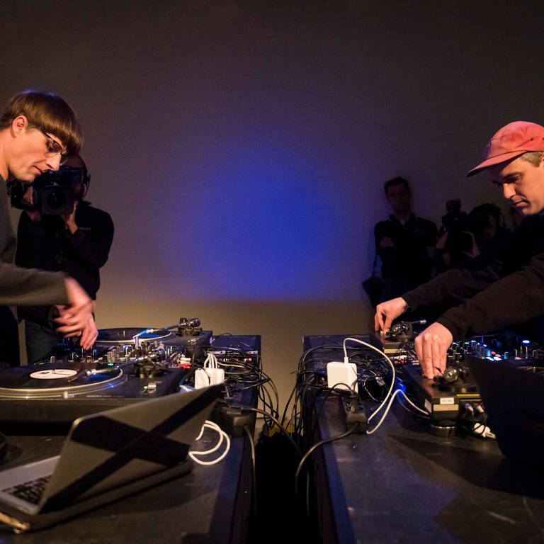 Marc Matter und Andreas Bülhoff legen bei der Performance "Again As" Platten auf