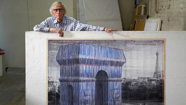 Christo 2019 in seinem Atelier mit einer Zeichnung für "L'Arc de Triomphe, Wrapped".