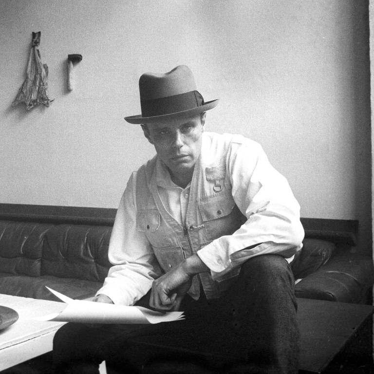 Prof. Joseph Beuys am 26.06.1967 in seinem Düsseldorfer Atelier