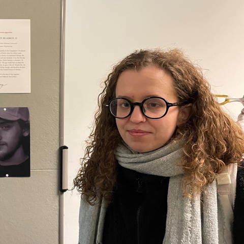 Ausstellung „Unissued Diplomas. Studentische Kriegsopfer in der Ukraine“ in der Universitätsbibliothek Tübingen (Foto: SWR, Peter Binder)