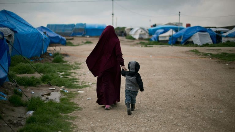 Symbolbild - Camp Roj in Nordsyrien: Eine belgische Staatsbürgerin mit ihrem Sohn. Sie ist verheiratet mit einem französischen Mitglied des Islamischen Staates