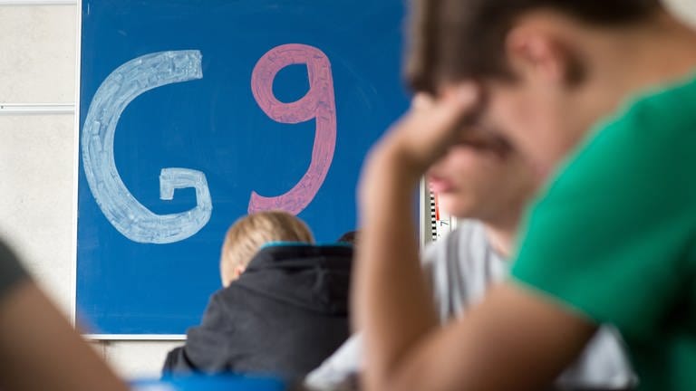  "G9" steht am 01.04.2014 in einem Gymnasium in Straubing (Bayern) an einer Tafel (Foto: picture-alliance / Reportdienste, picture alliance / dpa | Armin Weigel)