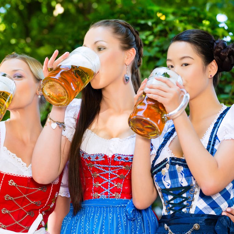 Frauen im Dirndl mit Bier (Foto: IMAGO, YAY Images)