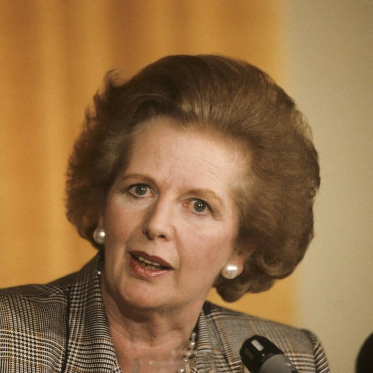 Die britische Premierministerin Margaret Thatcher auf einer Pressekonferenz im Februar 1990