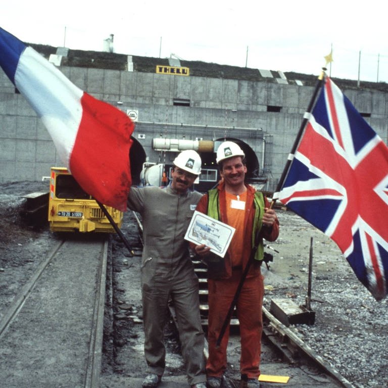 Ein Franzose und ein Engländer  feiern den Tunnelbau unter dem Ärmelkanal - Eurotunnel (1990)