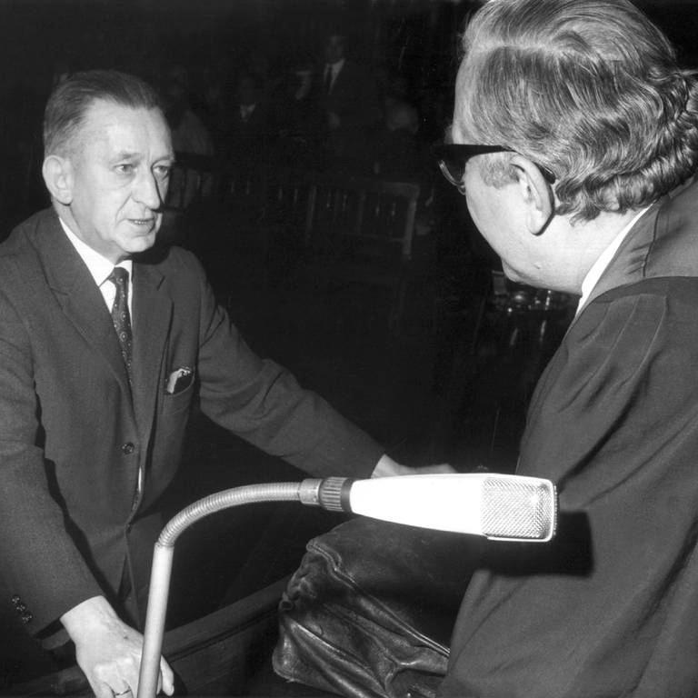 Hans-Joachim Rehse (l) im Gespräch mit seinem Verteidiger Rechtsanwalt Dietrich Scheid am 6.12.1968 in West-Berlin