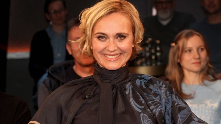 Caren Miosga ist eine deutsche ARD TV Fernsehmoderatorin