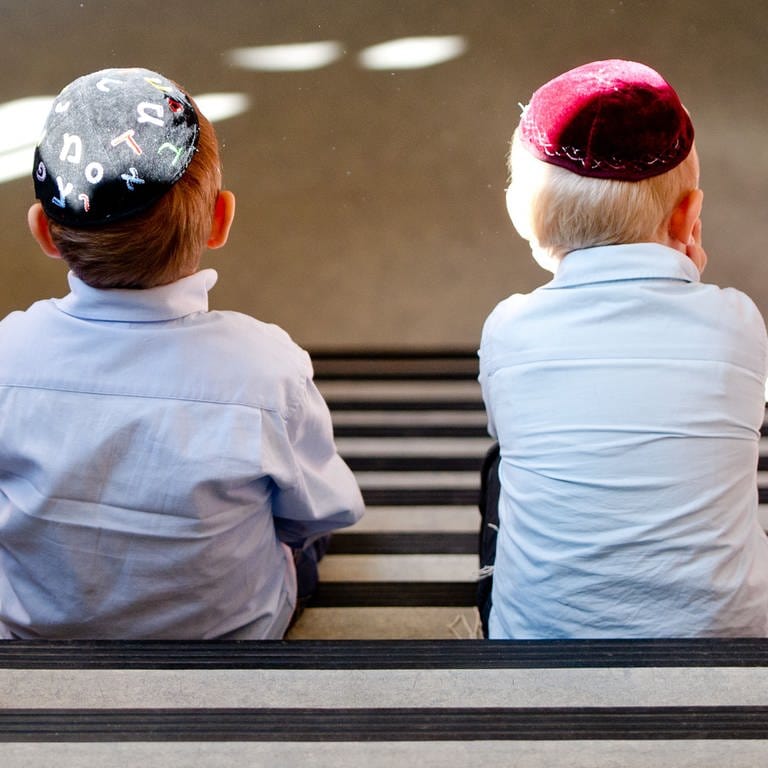 Zwei Jungen mit Kippa sitzen in der Talmud Tora Schule (Foto: picture-alliance / Reportdienste, picture-alliance / dpa, picture alliance/dpa | Daniel Bockwoldt)