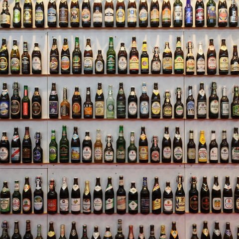 Bierwand mit Bierflaschen aus ganz Deutschland. (Foto: picture-alliance / Reportdienste, picture alliance / Caro | Muhs)