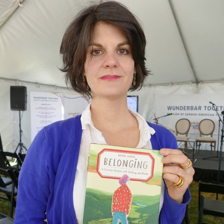 Nora Krug, Schriftstellerin aus Deutschland, zeigt beim Literaturfest „Bay Area Book Festival“ ihre Graphic Novel „Heimat. Ein deutsches Familienalbum“ (in der englischen Ausgabe mit dem Titel „Belonging“) (Foto: picture-alliance / Reportdienste, picture alliance/dpa | Barbara Munker)