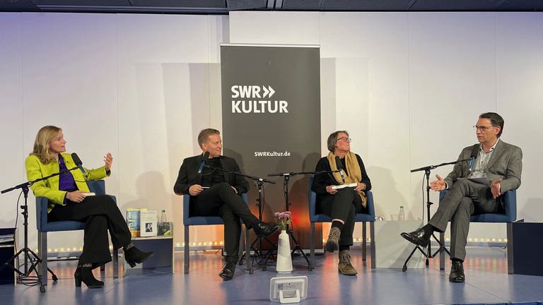 Meike Feßmann, Carsten Otte, Julia Schröder und Christoph Schröder in der Stadtbibliothek Stuttgart