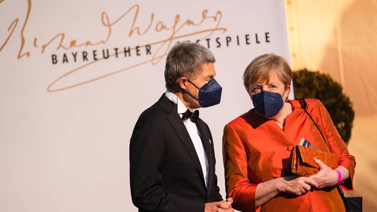 Eröffnung der Richard-Wagner-Festspiele 2021. Die Bundeskanzlerin Angela Merkel (CDU)unterhält sich mit ihrem Ehemann Joachim Sauer nach der Premiere im Festspielhaus auf dem Grünen Hügel. 