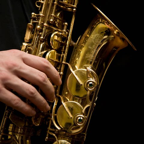 Musiker spielt Altsaxofon (Detail)