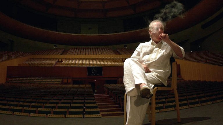 Daniel Barenboim sitzt auf einem Stuhl auf der Bühne und raucht eine Zigarette, 2002 (Foto: picture-alliance / Reportdienste, Picture Alliance)