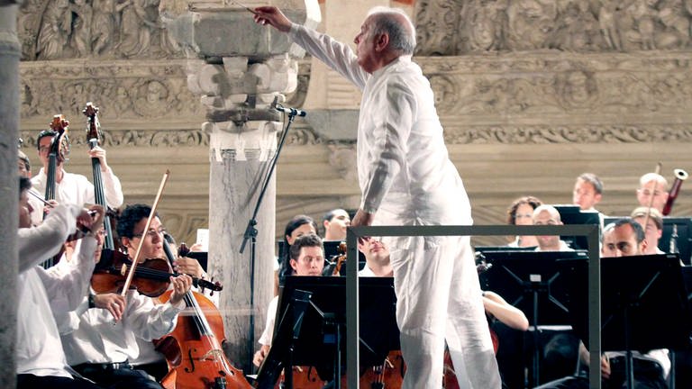 Daniel Barenboim dirigiert das West-Eastern Divan Orchestra im spanischen Cordoba, 2010. (Foto: picture-alliance / Reportdienste, dpa | SALAS)