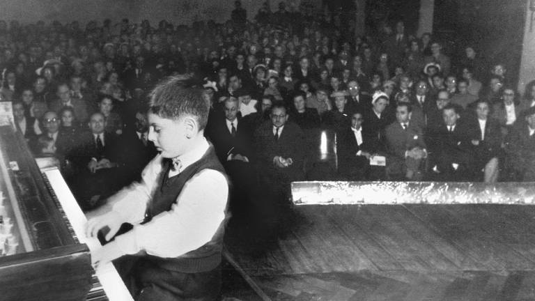Der israelische Dirigent und Pianist Daniel Barenboim an einem Flügel bei seinem ersten öffentlichen Auftritt am 19. August 1950 in Buenos Aires in Argentinien (Foto: picture-alliance / Reportdienste, epa afp TELDEC CLASSICS)