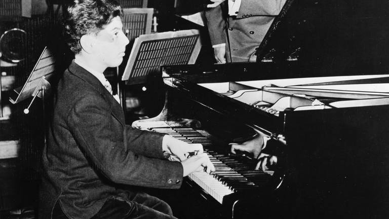 Der 13-jährige Daniel Barenboim probt für seinen ersten großen Auftritt in London mit dem Philharmonic Orchestra, 1956. (Foto: picture-alliance / Reportdienste, HIP | Jewish Chronical)
