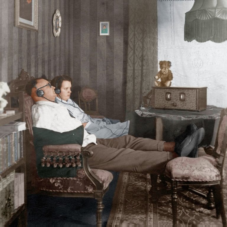 1928, Paar beim Radio hören (Foto: picture-alliance / Reportdienste, picture alliance / akg-images)