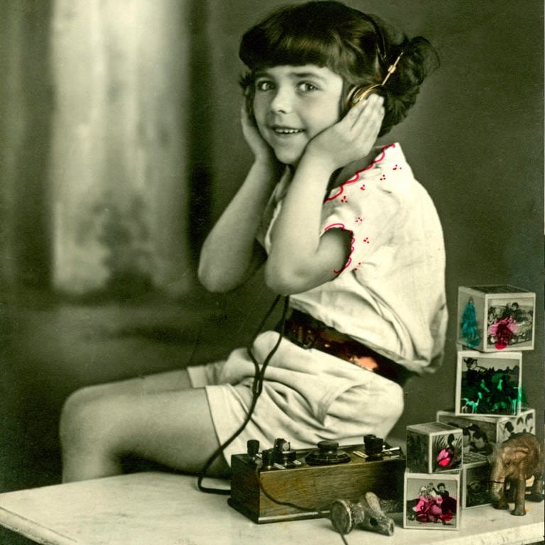 Historische Aufnahme, Kind hört Radio, ca. 1922 (Foto: picture-alliance / Reportdienste, picture alliance / imageBROKER | Rosseforp)