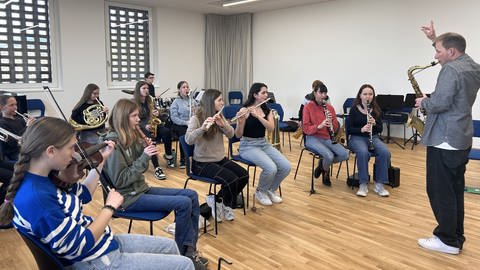 Die Musiklotsenausbildung in der Musikakademie in Staufen: Improvisationsworkshopleiter Krischan Lukanow mit Schülerinnen und Schülern