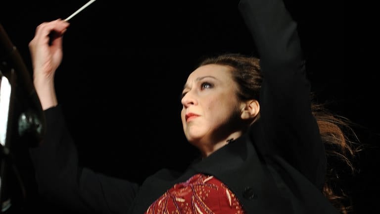 Simone Young dirigiet das Orchester des Hamburger Opernhauses (2009)