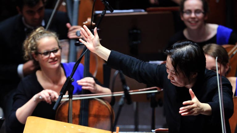 Xian Zhang dirigiert das European Union Youth Orchestra beim Rheingau Musikfestival 2015