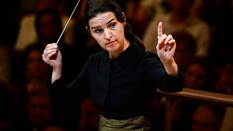 Oksana Lyniv dirigiert die Prager Philharmoniker (2023)