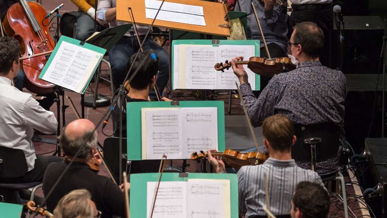 Blick von oben in die Streichergruppe des Orchesters bei den Proben zum Eröffnungskonzert