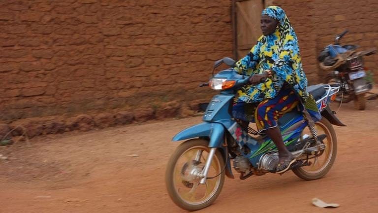 Frauen haben wenig zu melden in der konservativ muslimischen Gesellschaft Kais. Trotz ihrer vielen Arbeit fahren sie auch Motorrad.