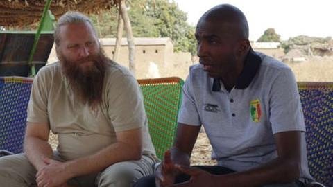 Der Africa Greentec-Eigentümer Torsten Schreiber tauscht sich mit Geschäftsführer Oumar Maiga aus