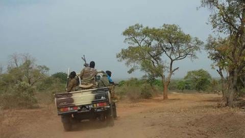 Ohne militärischen Geleitschutz geht nichts in Mali. Zudem sind die Straßen miserabel, und Platten gehören zum Alltag.