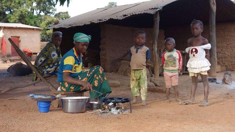 Das Kochen mit offenen Feuerstellen ist in Mali immer noch Standard.