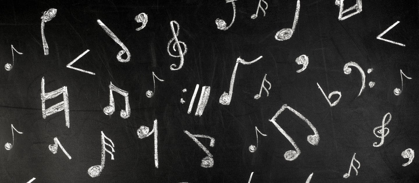Noten in weißer Kreide auf eine schwarze Tafel gemalt (Foto: IMAGO, Imago Images)