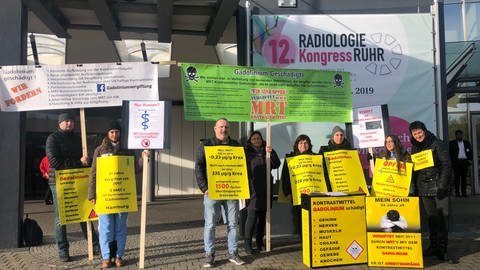 Gadolinium geschädigte Personen demonstrieren im November 2019 am Rande eines Radiologiekongresses in Dortmund. Organisiert wurde die Demo von der Mannheimerin Cornelia Mader (5. von links)
