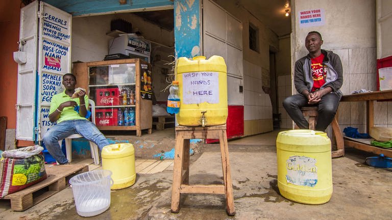 In den Slums von Kibera (Nairobi  Kenia) sind öffentliche Handwaschstationen zum Schutz vor dem Coronavirus installiert