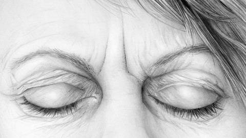Eine Frau runzelt die Stirn, sodass man die Zornesfalte sieht. Es ist noch nicht sicher, ob depressive Gefühle schon abnehmen, weil sie nicht mehr ausgedrückt werden können – etwa durch die Faltenglättung mithilfe von Botox.