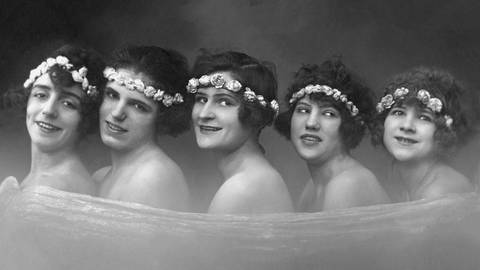Fünf Frauen mit Blumenkranz im Haar; 1920er-Jahre