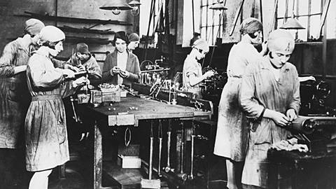 Frauen in den 1920er-Jahren bei der Arbeit in einer großen Werkstatt. Nach dem Ersten Weltkrieg fehlten Männer als Arbeitskräfte.