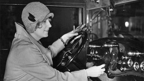 Frau am Steuer eines Autos in den 1920er-Jahren