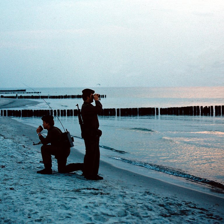Zwei Matrosen der Grenzbrigade Küste in RostockMarkgrafenheide bei einem Kontrollgang am Strand in der Nähe von Rostock im Juni 1978. Die Ostseeküste der DDR wurde von den Grenztruppen stark bewacht. Die Bewachung galt vorwiegend möglichen Flüchtlingen aus dem eigenen Land. 