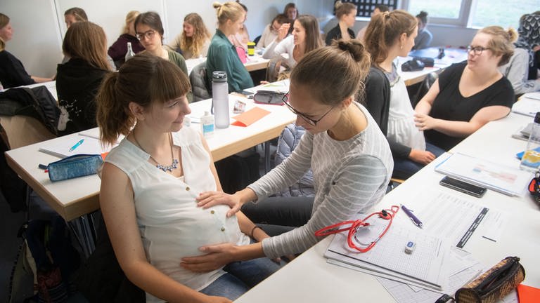 Seit dem Wintersemester 20182019 kann an der Universität Tübingen Hebammenwissenschaft studiert werden. Im Bild: Zwei Studentinnen üben eine Betreuungssituation