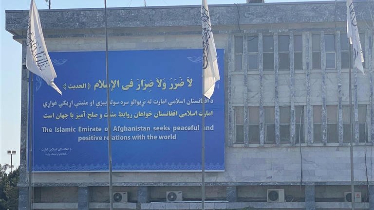 Die Taliban wollen Unterstützung von der Weltgemeinschaft – so steht es auf diesem Plakat am Flughafen Kabul: The Islamic Emirate of Afghanistan seeks peaceful and and positive relations with the world