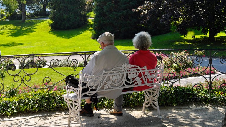 Älteres Paar auf einer Parkbank 