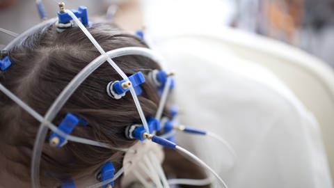 Elektroenzephalografie (EEG). Per Hirnstrommessung lassen sich Unterschiede im Gehirn festellten zwischen Kindern mit und ohne Leseschwierigkeiten